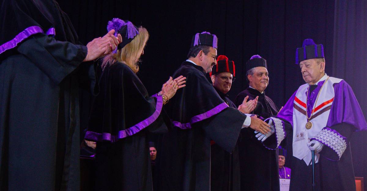 Socio de García, Terán y Torres recibe doctorado “Honoris Causa”