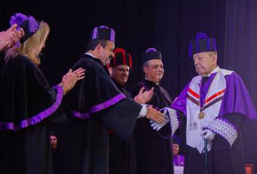 Socio de García, Terán y Torres recibe doctorado “Honoris Causa”