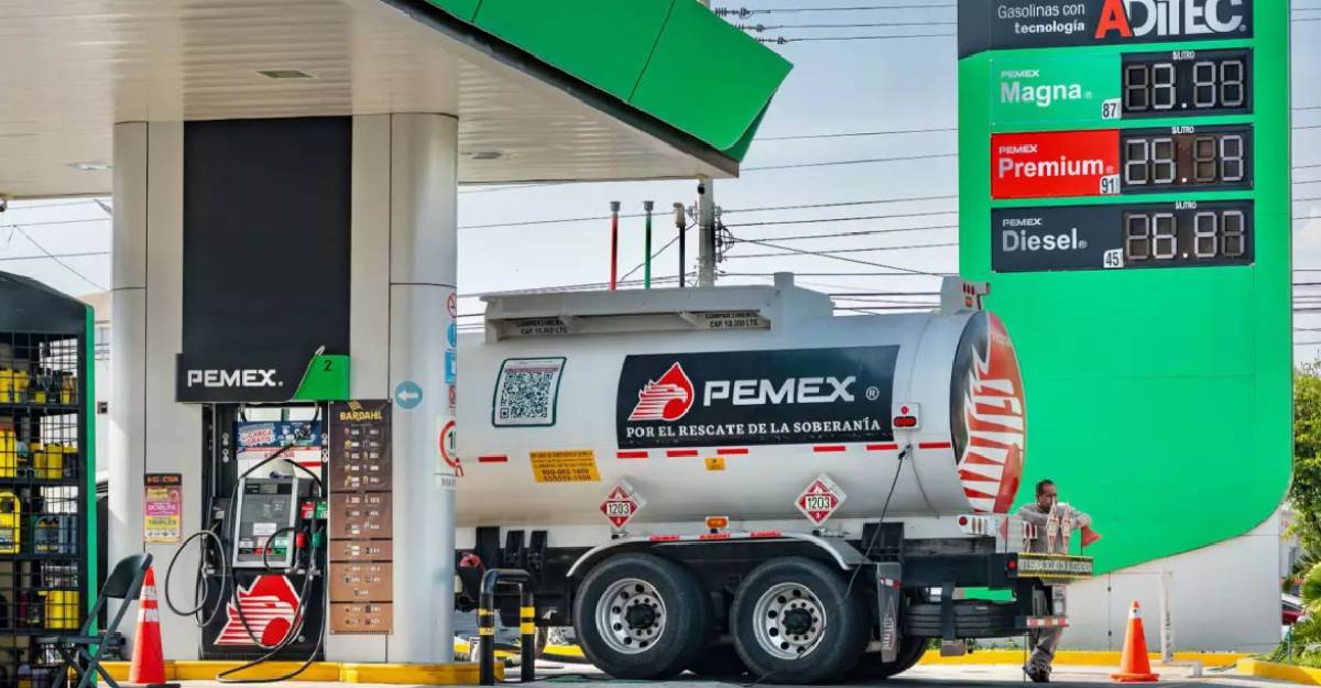 La gasolina no subirá de 24 pesos por seis meses más tras acuerdo del gobierno con gasolineros
