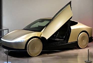 Musk presume que Tesla arrancó la producción de su robotaxi