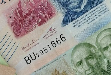 Peso perfila su mayor caída semanal desde marzo; BMV opera estable