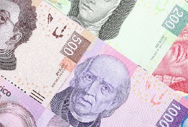 Peso retrocede y perfila séptima semana de pérdidas; BMV avanza
