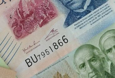 Peso se acerca a 17.50 unidades por dólar, presionado por expectativas de las tasas