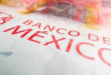 Petróleo y tasas largas golpean a Wall Street; el peso resiste en 16.99 por dólar